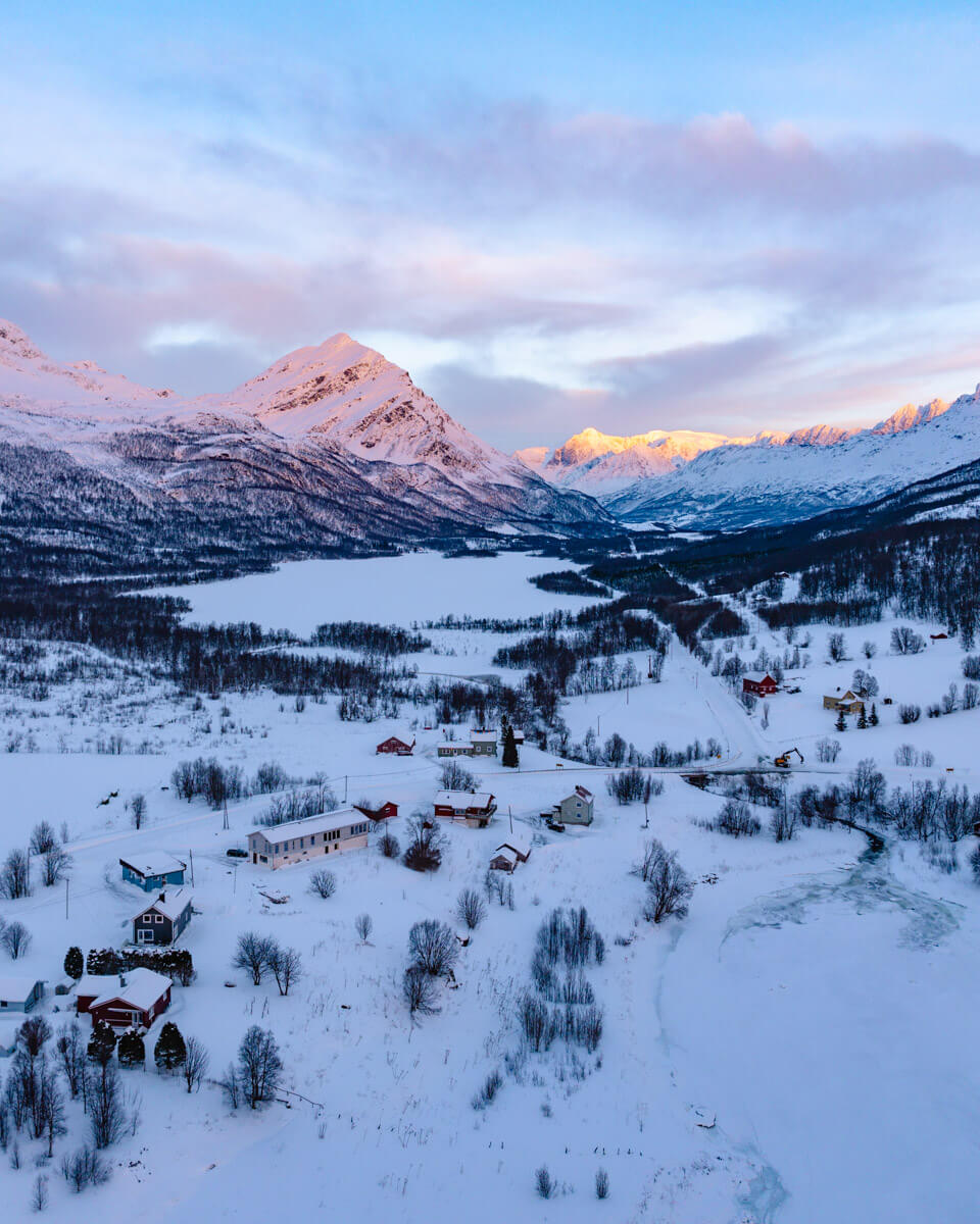 a view over the countryside landscape in Norway with snow and mountains